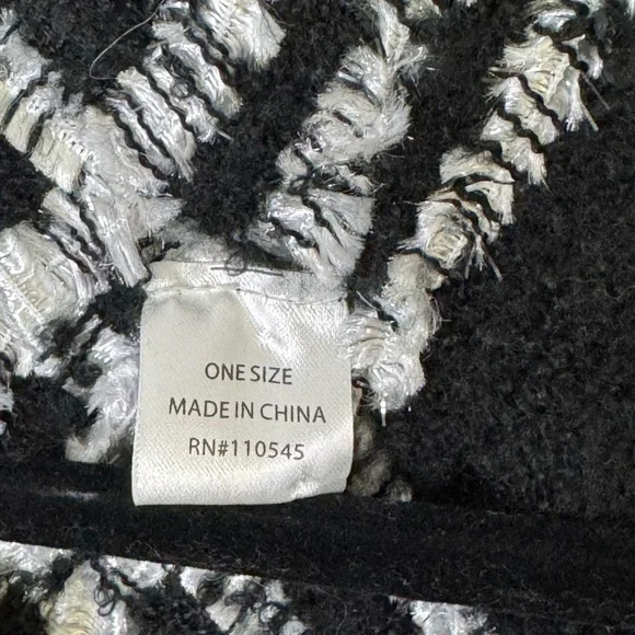 Marcus Adler New York Shawl Wrap Scarf Soft Woven Fringe Black White One Size - Picture 5 of 8